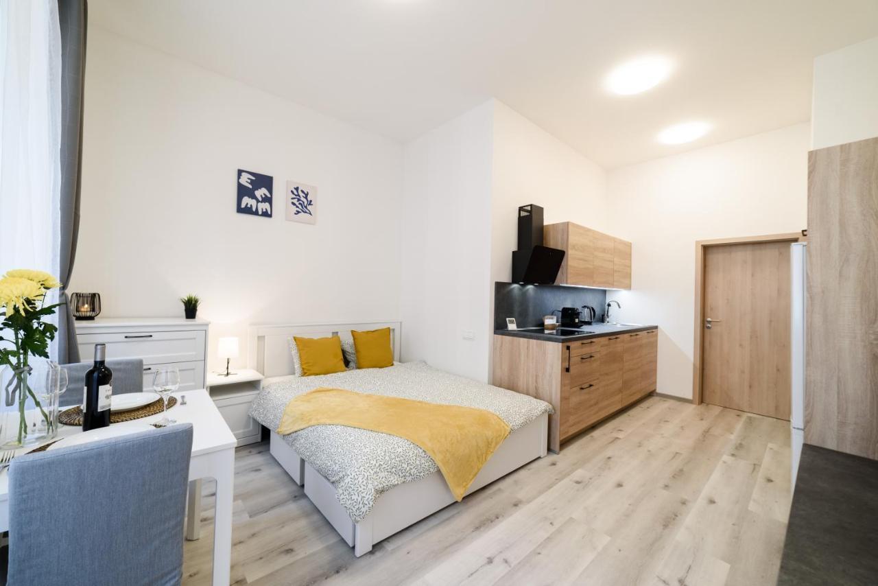 New Apartments Near Dancing House Prague Exterior photo