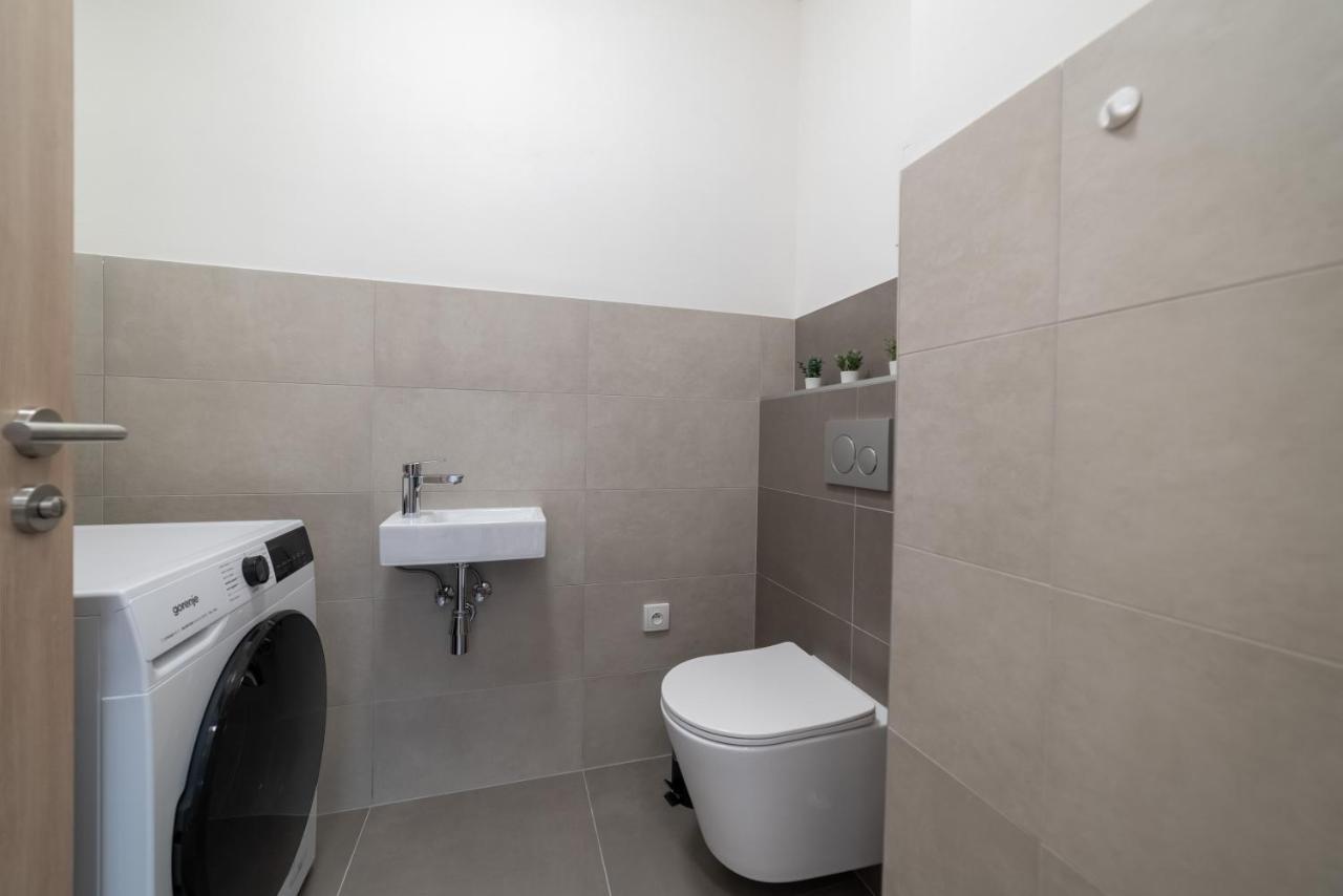 New Apartments Near Dancing House Prague Exterior photo
